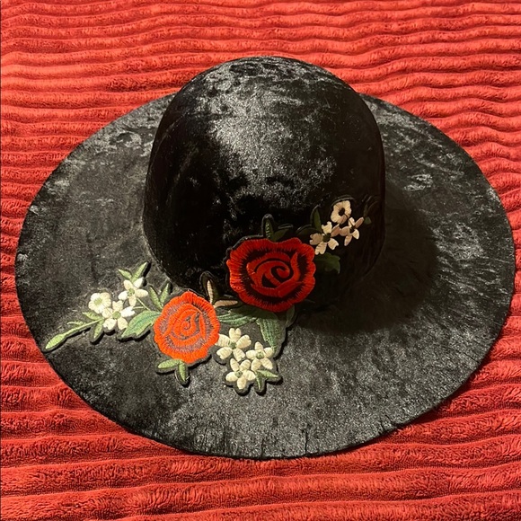 Accessories - Elegant Black Floral Sun Hat